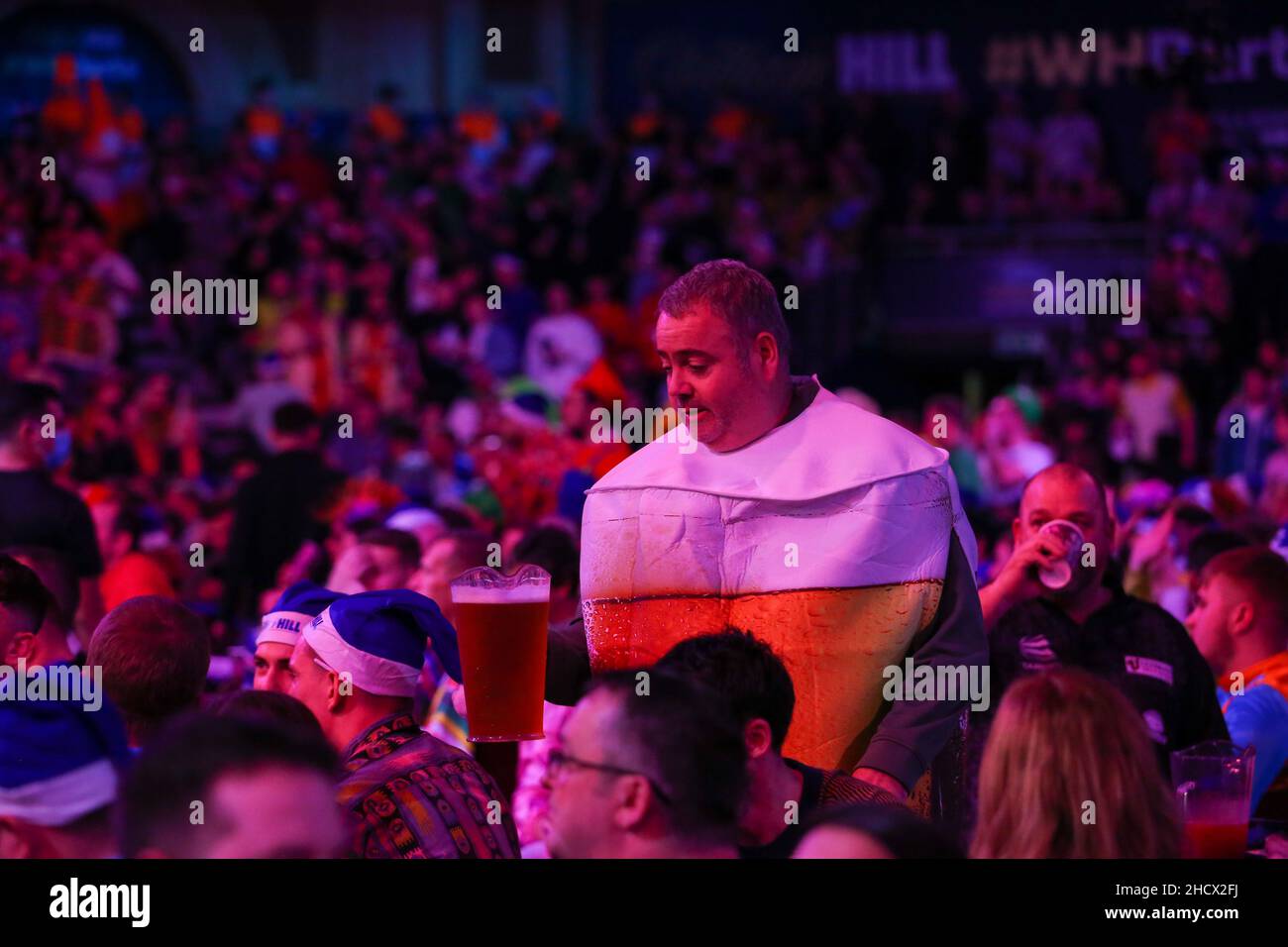 Londres, Royaume-Uni.1st janvier 2022: Alexandra Palace, Londres, Angleterre: Le William Hill World Darts Tournament, quart de finale; Un fan habillé comme une pinte de bière tenant un pichet de bière.Crédit : images de sports action plus/Alamy Live News Banque D'Images