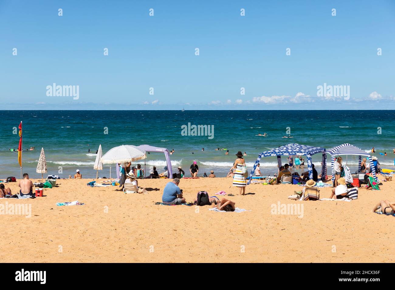 Palm Beach à Sydney, le jour de l'été et beaucoup de gens à la plage pour profiter du temps chaud, les plages du nord de Sydney, NSW, Australie Banque D'Images