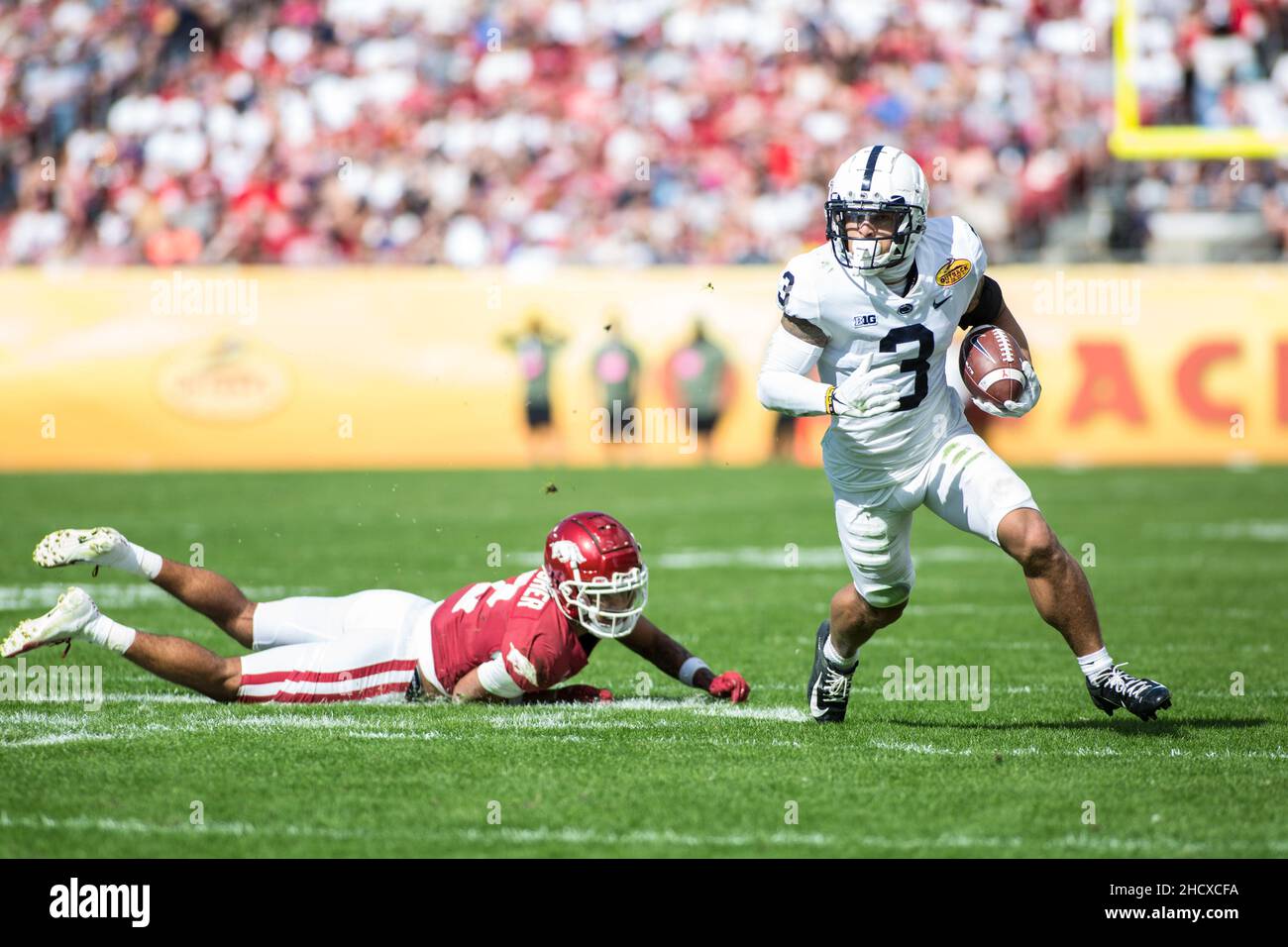 1 janvier 2022 : le grand receveur des Nittany Lions de l'État de Pennsylvanie Parker Washington (3) passe devant un défenseur des Razorbacks de l'Arkansas pendant l'Outback Bowl entre les Nittany Lions de l'État de Pennsylvanie et les Razorbacks de l'Arkansas au stade Raymond James Tampa, en Floride.Jonathan Huff/CSM. Banque D'Images