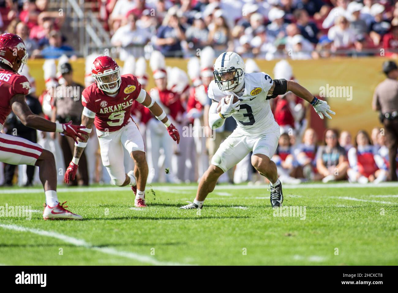 1 janvier 2022 : le grand receveur des Nittany Lions de l'État de Pennsylvanie Parker Washington (3) passe devant un défenseur des Razorbacks de l'Arkansas pendant l'Outback Bowl entre les Nittany Lions de l'État de Pennsylvanie et les Razorbacks de l'Arkansas au stade Raymond James Tampa, en Floride.Jonathan Huff/CSM. Banque D'Images