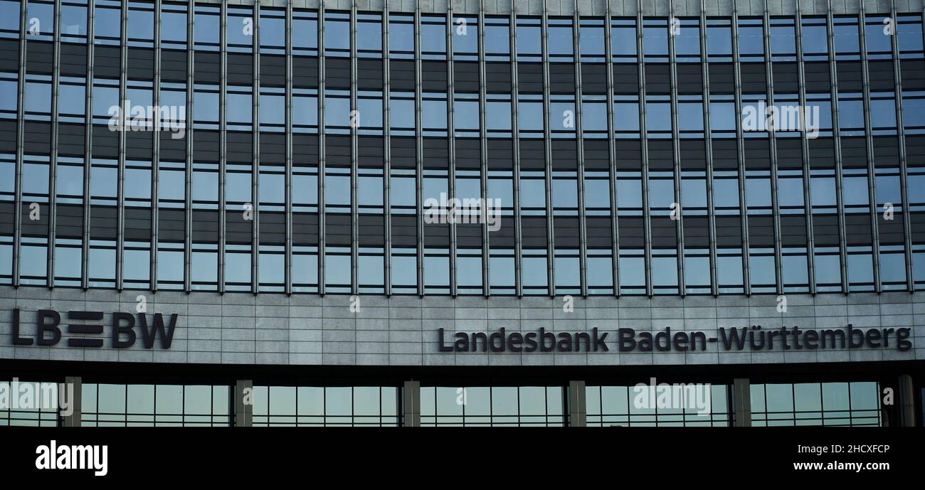 Stuttgart, Allemagne - 31 décembre 2021: L-Bank Baden Württemberg.Motif de façade du bâtiment.L'établissement de crédit demande des commentaires sur l'assistance Corona. Banque D'Images