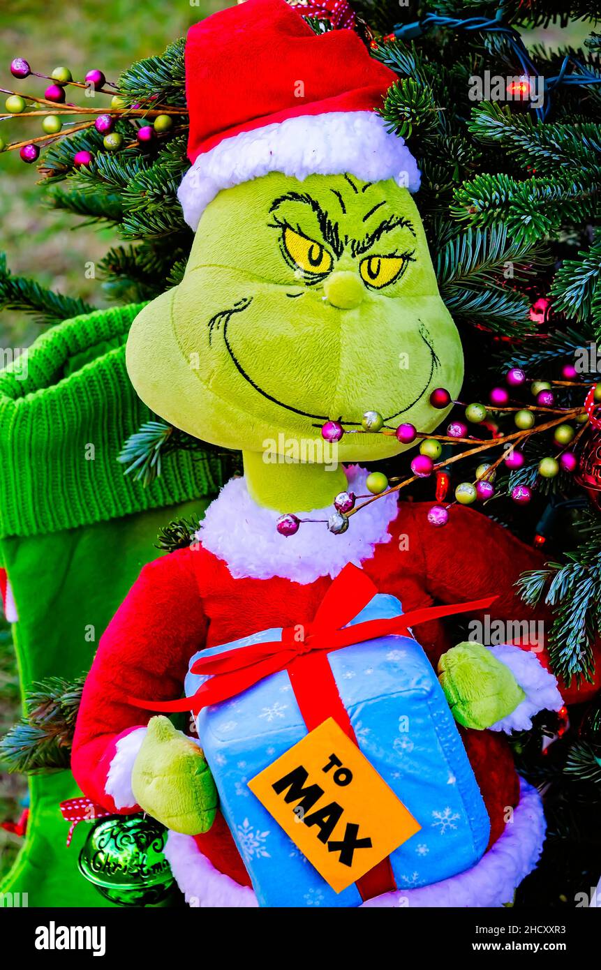Un arbre de Noël présente un thème de Grinch au Water Tower Plaza, le 24 décembre 2021, à Dauphin Island, Alabama. Banque D'Images