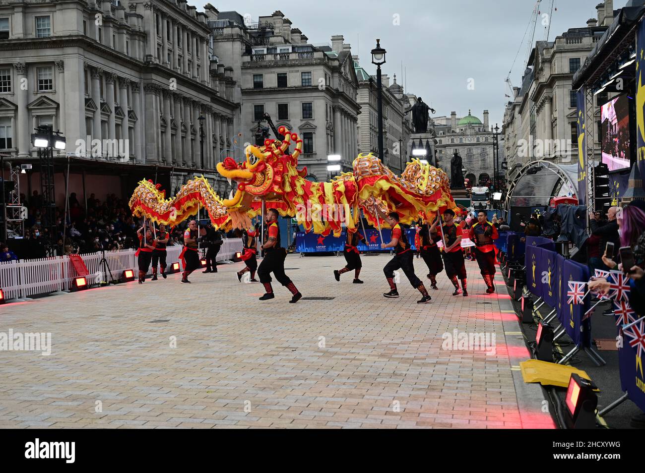 2022 1st janvier, Londres, Royaume-Uni.Heureux que le #NYDP 2022 n'ait pas été annulé, la London Chinatown Chinese Association UK se produit aux participants du LNYDP pour le défilé du nouvel an 2022 à Londres. Banque D'Images