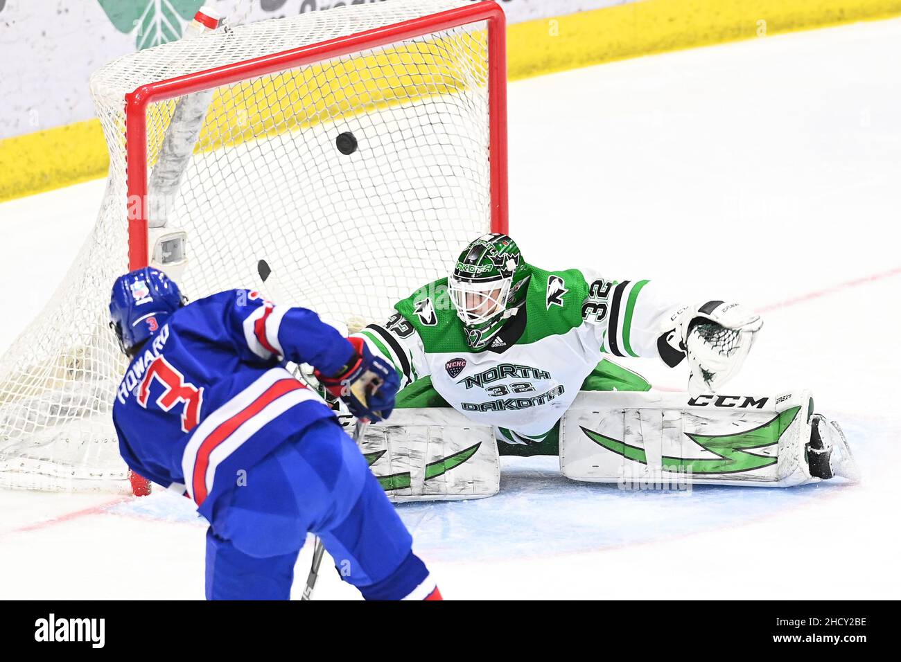 L'équipe nationale américaine des moins de 18 ans avance Isaac Howard (3) tire et marque des buts sur le gardien de but des faucons du Dakota du Nord Jakob Hellsten (32) pendant la troisième période d'un match de hockey masculin de la NCAA entre l'équipe nationale américaine des moins de 18 ans et l'équipe de combat des faucons de l'Université du Dakota du Nord à Ralph Engelstad Arena, Grand Forks,LE samedi 1 janvier 2022.L'équipe nationale U-18 des États-Unis a gagné 2-0.Par Russell Hons/CSM Banque D'Images