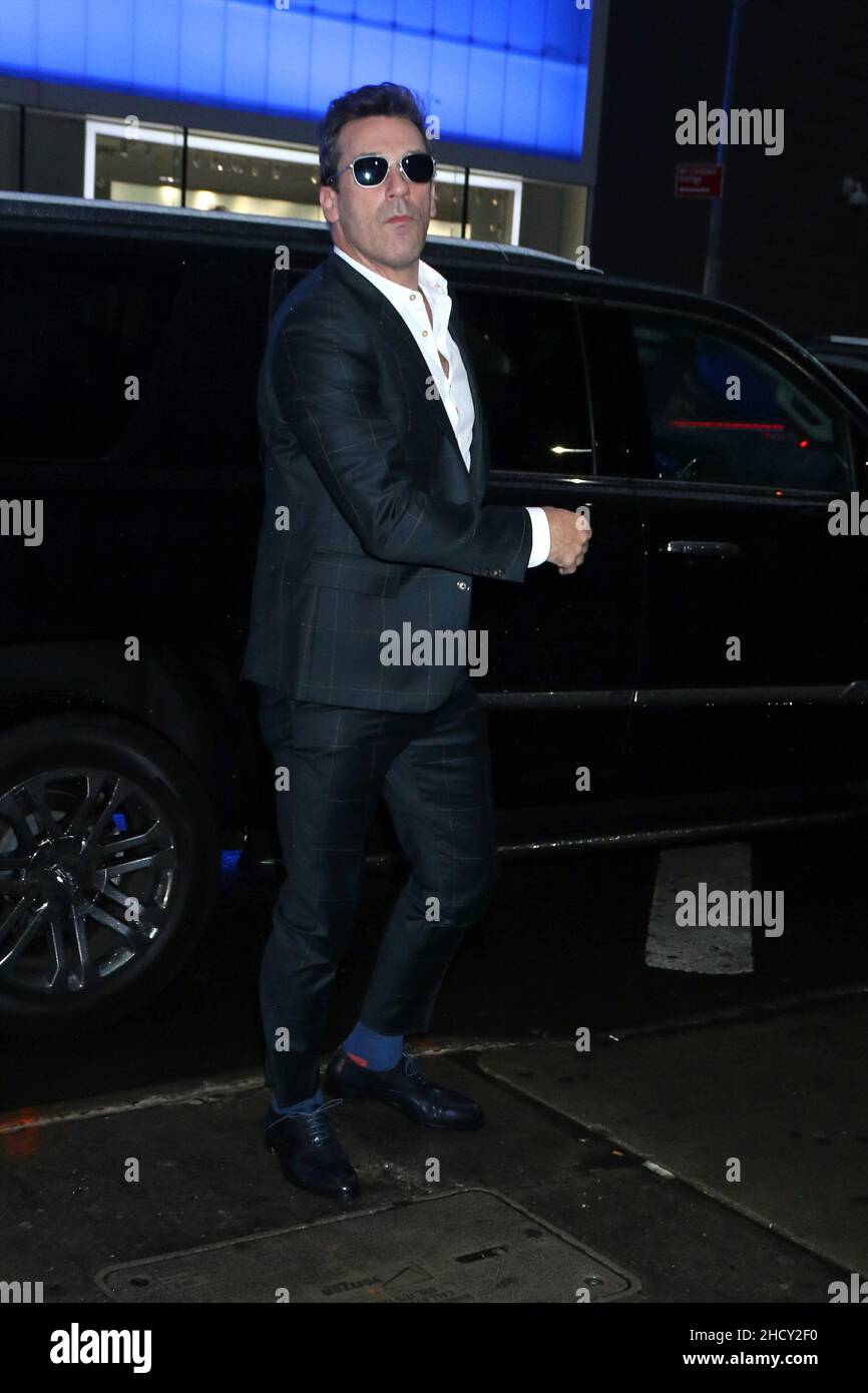New York - NY - 20191003 Jon Hamm semble suave dans un costume noir alors qu'il arrive à 'Good Morning America' pour parler de son nouveau film 'Lucy in the Sky'. -EN PHOTO : Jon Hamm ROGER WONG Banque D'Images