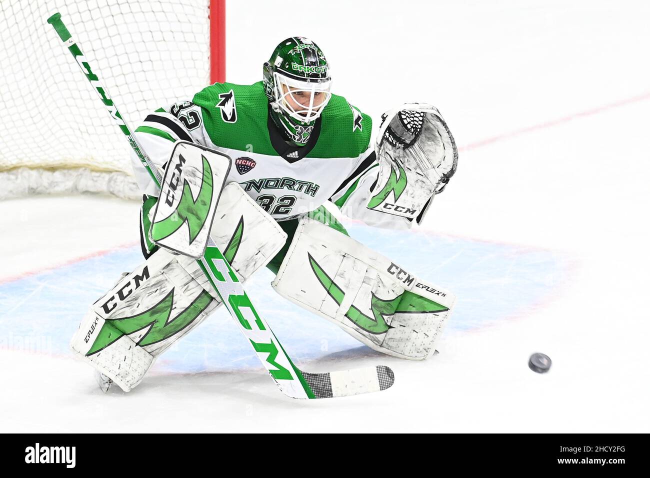 Le gardien de but Jakob Hellsten (32) des Fighting Hawks du Dakota du Nord regarde un tir entrant lors d'un match de hockey masculin de la NCAA entre l'équipe nationale américaine des moins de 18 ans et l'Université du Dakota du Nord Fighting Hawks à Ralph Engelstad Arena, Grand Forks, ND, le samedi 1 janvier 2022.L'équipe nationale U-18 des États-Unis a gagné 2-0.Par Russell Hons/CSM Banque D'Images