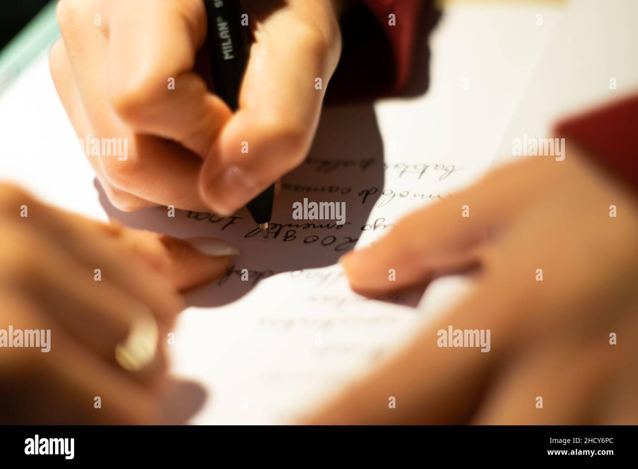 École à domicile, enseignement des enfants à la maison, écriture des enfants.Covid19 temps d'éducation. Banque D'Images