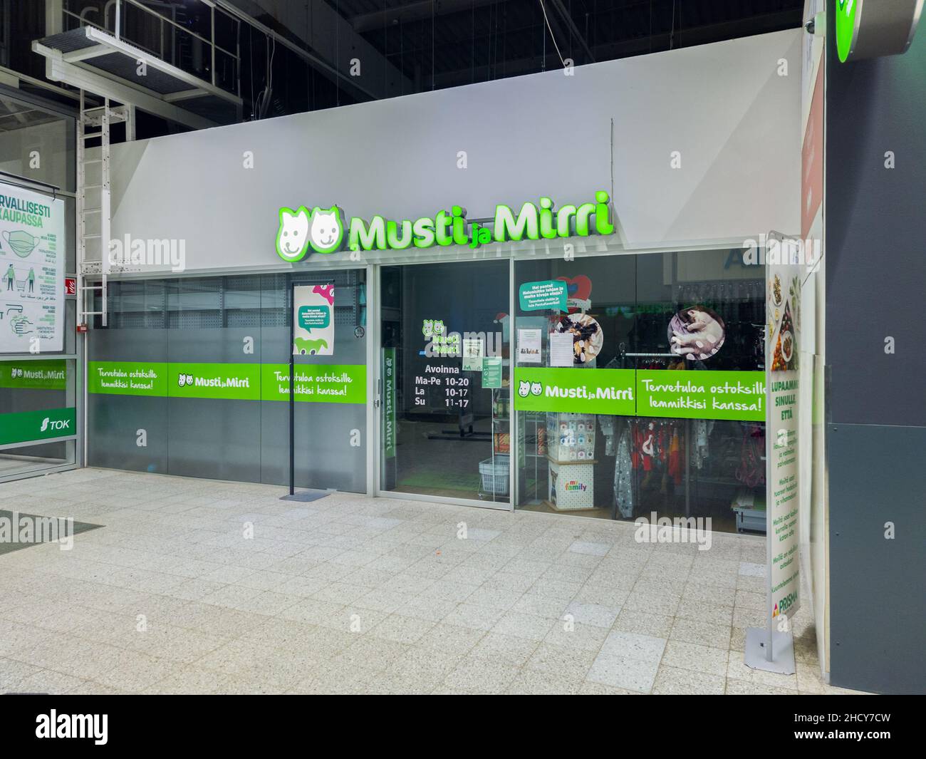Turku, Finlande - 21 décembre 2021 : vue horizontale du prestataire de services d'animaux de compagnie Musti ja Mirri à l'intérieur du magasin d'alimentation Prisma Banque D'Images