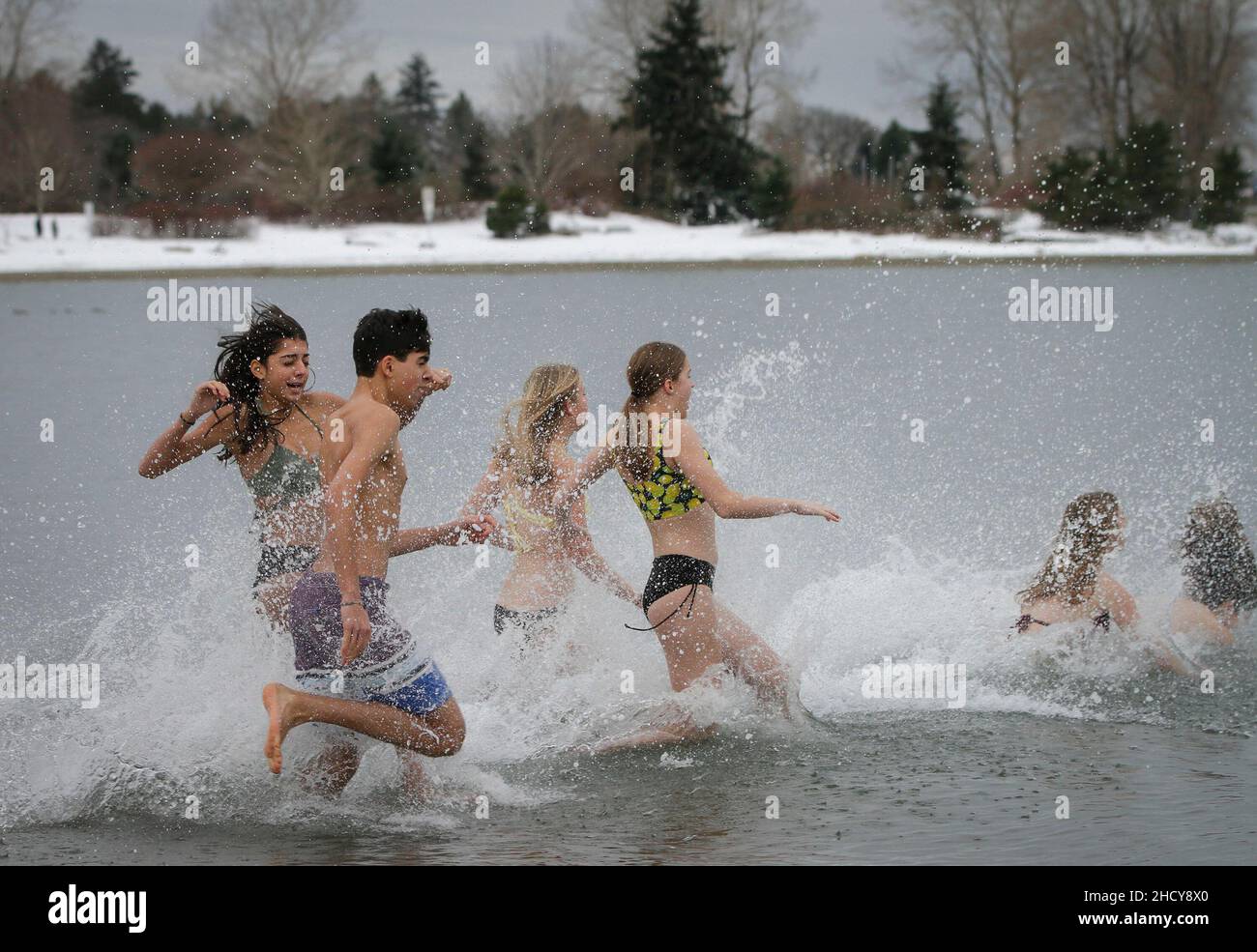 Vancouver, Canada.1st janvier 2022.Les gens prennent un plongeon dans l'eau pour célébrer le nouvel an à Jericho Beach, à Vancouver, en Colombie-Britannique, au Canada, le 1 janvier 2022.Credit: Liang Sen/Xinhua/Alay Live News Banque D'Images