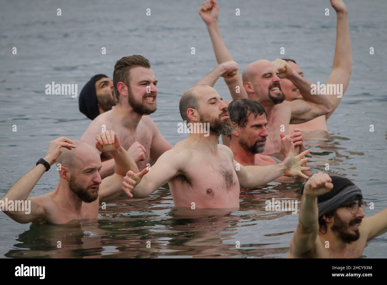 Vancouver, Canada.1st janvier 2022.Les gens prennent un plongeon dans l'eau pour célébrer le nouvel an à Jericho Beach, à Vancouver, en Colombie-Britannique, au Canada, le 1 janvier 2022.Credit: Liang Sen/Xinhua/Alay Live News Banque D'Images