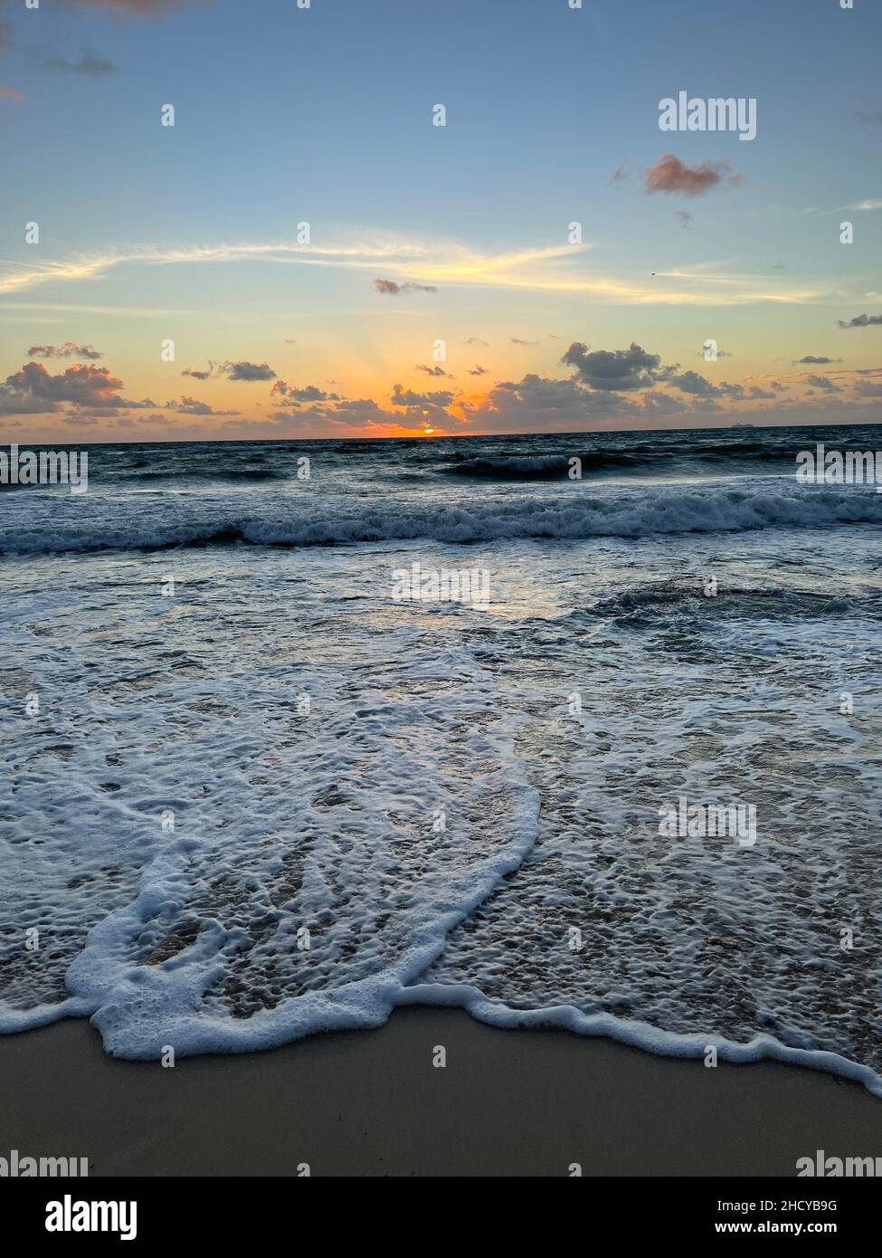 Lever de soleil sur la mer et la plage avec un paysage magnifique à Riviera Maya, au Mexique.Soleil au-dessus de l'eau en début de matinée sur la mer des Caraïbes avec gent Banque D'Images