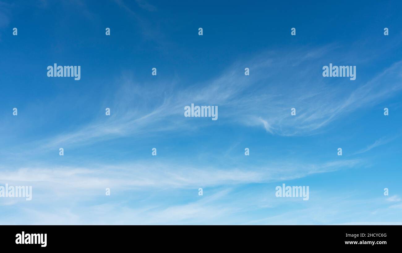 Des nuages plus fins contre un ciel bleu, parfaits pour l'arrière-plan ou la substitution du ciel Banque D'Images