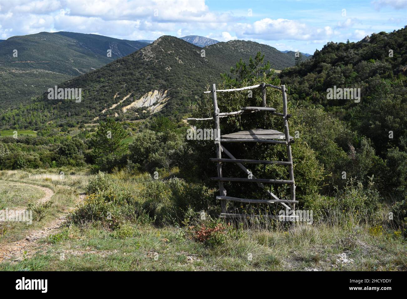 La chaise de Hunter est utilisée dans le sud de la France pour observer le sanglier pendant la chasse régulière au sanglier. Banque D'Images