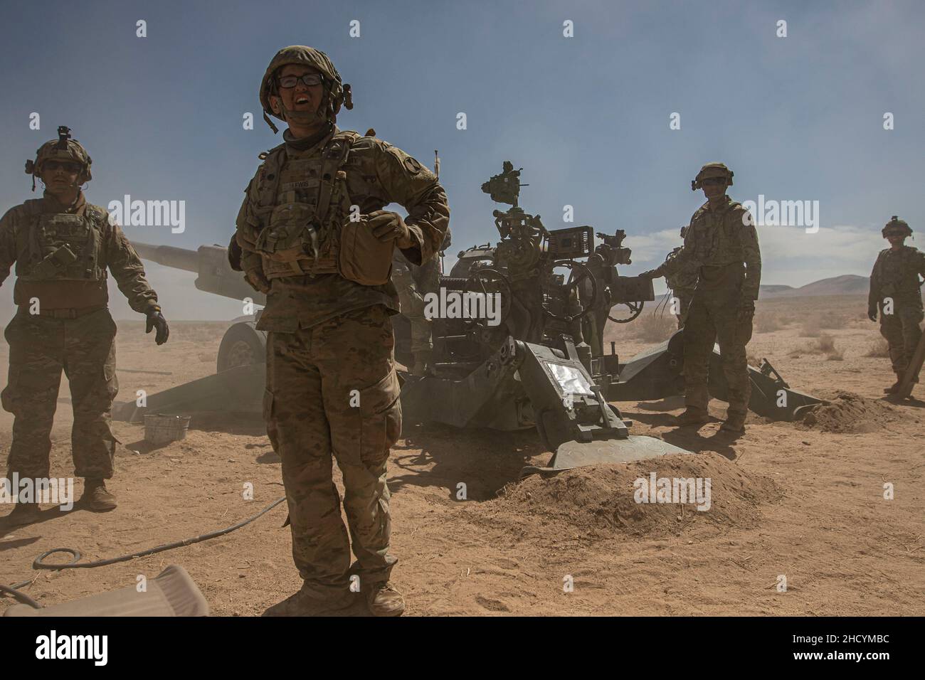 Les soldats de l'artillerie de campagne de la Garde nationale de l'Armée de Washington, affectés au bataillon 3rd, au régiment d'infanterie 161st, 'Shark Rifles', à l'équipe de combat de la brigade Stryker 81st, conduisent un entraînement de tir en direct à fort Irwin, en Californie, le 22 mars 2021.Les soldats du « fusil noir » passeront environ deux semaines dans la « boîte », une zone d'entraînement massive au sein du Centre national d'entraînement de fort Irwin, où les troupes mettent à l'épreuve leurs tactiques de combat et leur préparation, en vue de leur déploiement en Pologne pour soutenir la présence multinationale renforcée vers l'avant.(É.-U.Photo de la Garde nationale de l'armée par le Sgt.Adeline Witherspoon) Banque D'Images