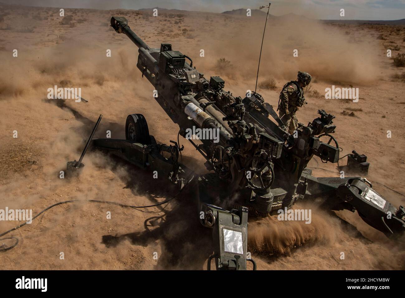 Les soldats de l'artillerie de campagne de la Garde nationale de l'Armée de Washington, affectés au bataillon 3rd, au régiment d'infanterie 161st, 'Shark Rifles', à l'équipe de combat de la brigade Stryker 81st, conduisent un entraînement de tir en direct à fort Irwin, en Californie, le 22 mars 2021.Les soldats du « fusil noir » passeront environ deux semaines dans la « boîte », une zone d'entraînement massive au sein du Centre national d'entraînement de fort Irwin, où les troupes mettent à l'épreuve leurs tactiques de combat et leur préparation, en vue de leur déploiement en Pologne pour soutenir la présence multinationale renforcée vers l'avant.(É.-U.Photo de la Garde nationale de l'armée par le Sgt.Adeline Witherspoon) Banque D'Images