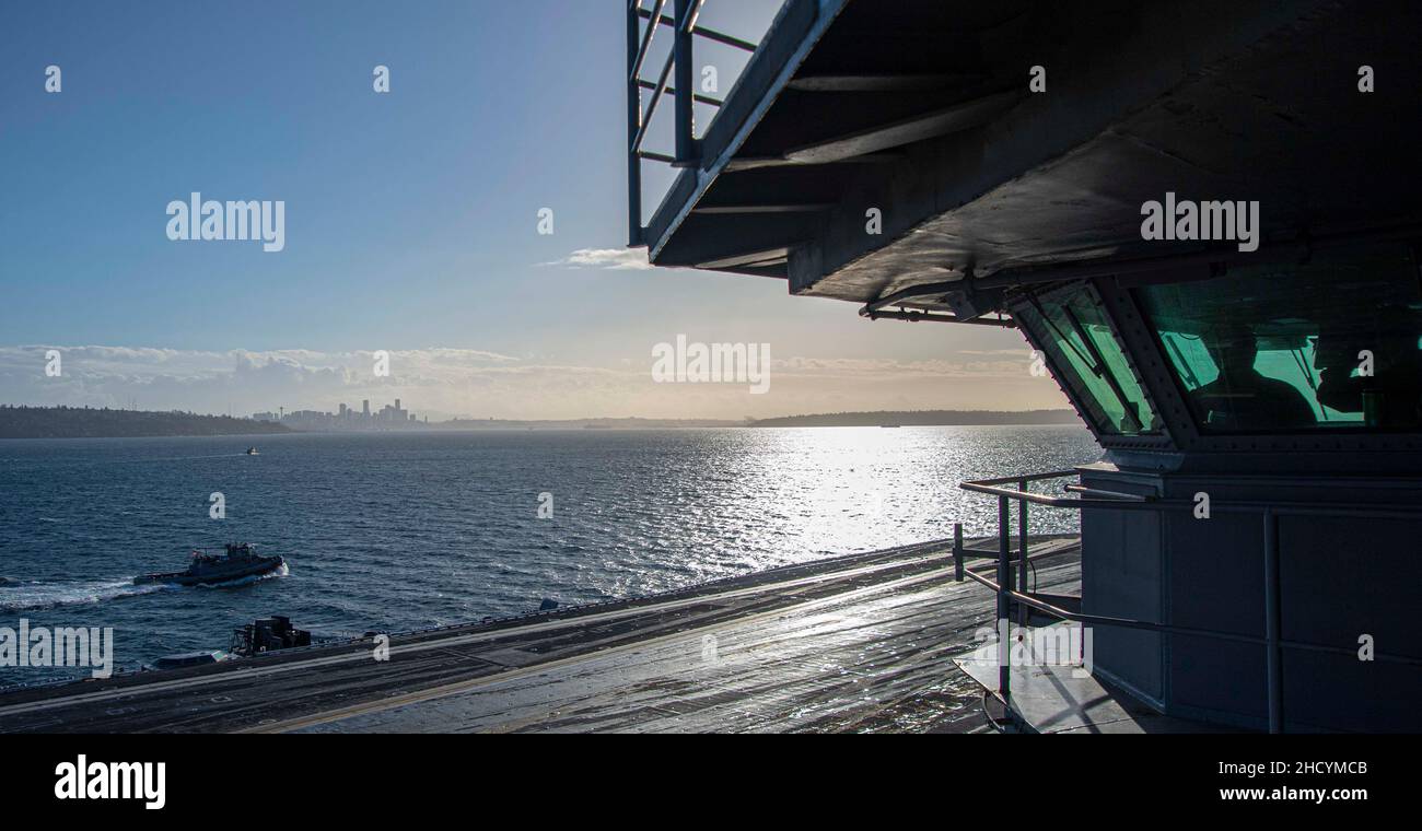 211109-N-ZQ263-1039 PUGET SOUND (NOVEMBRE 9.2021) le porte-avions USS Nimitz (CVN 68) traverse Puget Sound.Nimitz mène actuellement des opérations de routine dans le port.(É.-U.Photo marine par Kenneth Lagadi, spécialiste des communications de masse) Banque D'Images