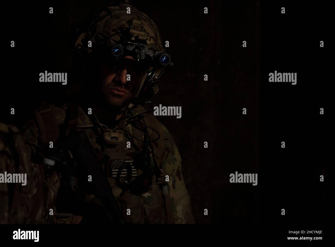 Un soldat des forces spéciales de l'armée américaine sécurise une zone pendant un exercice d'entraînement, Boston, Mass., 28 avril 2021.Les USSF, connus par beaucoup comme les bérets verts, sont parmi les soldats les plus élites de l'armée américaine et se spécialisent dans les tactiques de guerre non conventionnelles, la défense interne étrangère, la reconnaissance spéciale, l'action directe, et la lutte contre le terrorisme.(É.-U.Photo de l'armée par Sgt.1st classe Justin P. Morelli) Banque D'Images