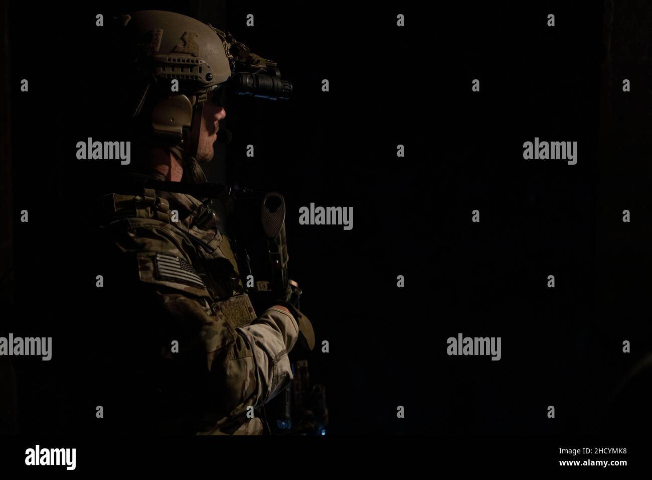 Un soldat des forces spéciales de l'armée américaine sécurise une zone pendant un exercice d'entraînement, Boston, Mass., 28 avril 2021.Les USSF, connus par beaucoup comme les bérets verts, sont parmi les soldats les plus élites de l'armée américaine et se spécialisent dans les tactiques de guerre non conventionnelles, la défense interne étrangère, la reconnaissance spéciale, l'action directe, et la lutte contre le terrorisme.(É.-U.Photo de l'armée par Sgt.1st classe Justin P. Morelli) Banque D'Images