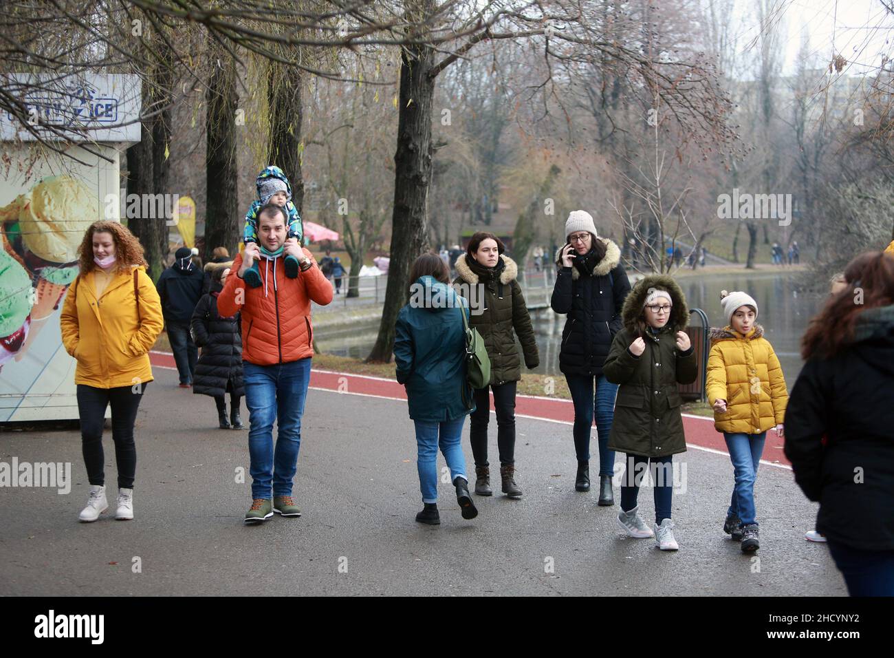 Bucarest, Roumanie.1st janvier 2022.Les gens font une promenade dans un parc de Bucarest, Roumanie, 1 janvier 2022.Credit: Gabriel Petrescu/Xinhua/Alay Live News Banque D'Images