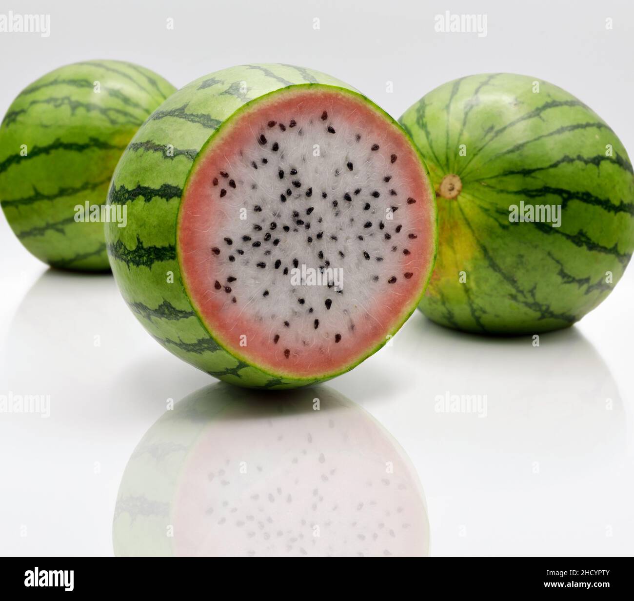 Un fruit hybride de pastèque et de dragon, coupé ouvert pour exposer la