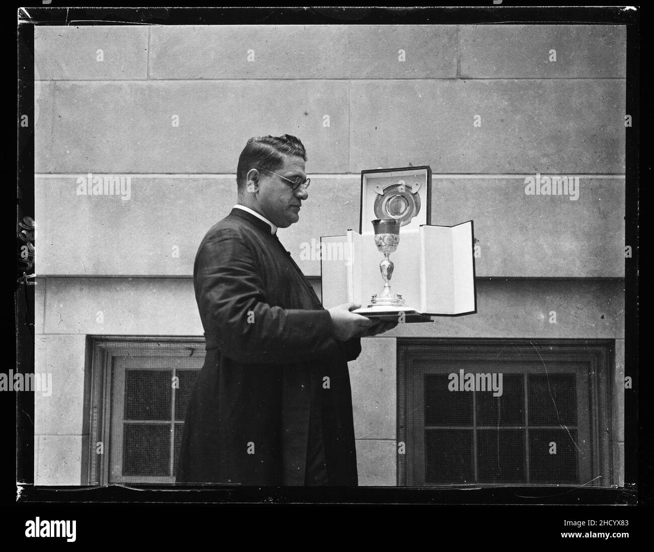 Rév. N. de.Carlo, pasteur de l'église Sainte-Rosaire, Washington, avec un calice d'argent présenté par le roi Victor Emmanuel d'Italie.Le don est d'un pied de haut avec des reliefs des apôtres coupés sur le Banque D'Images