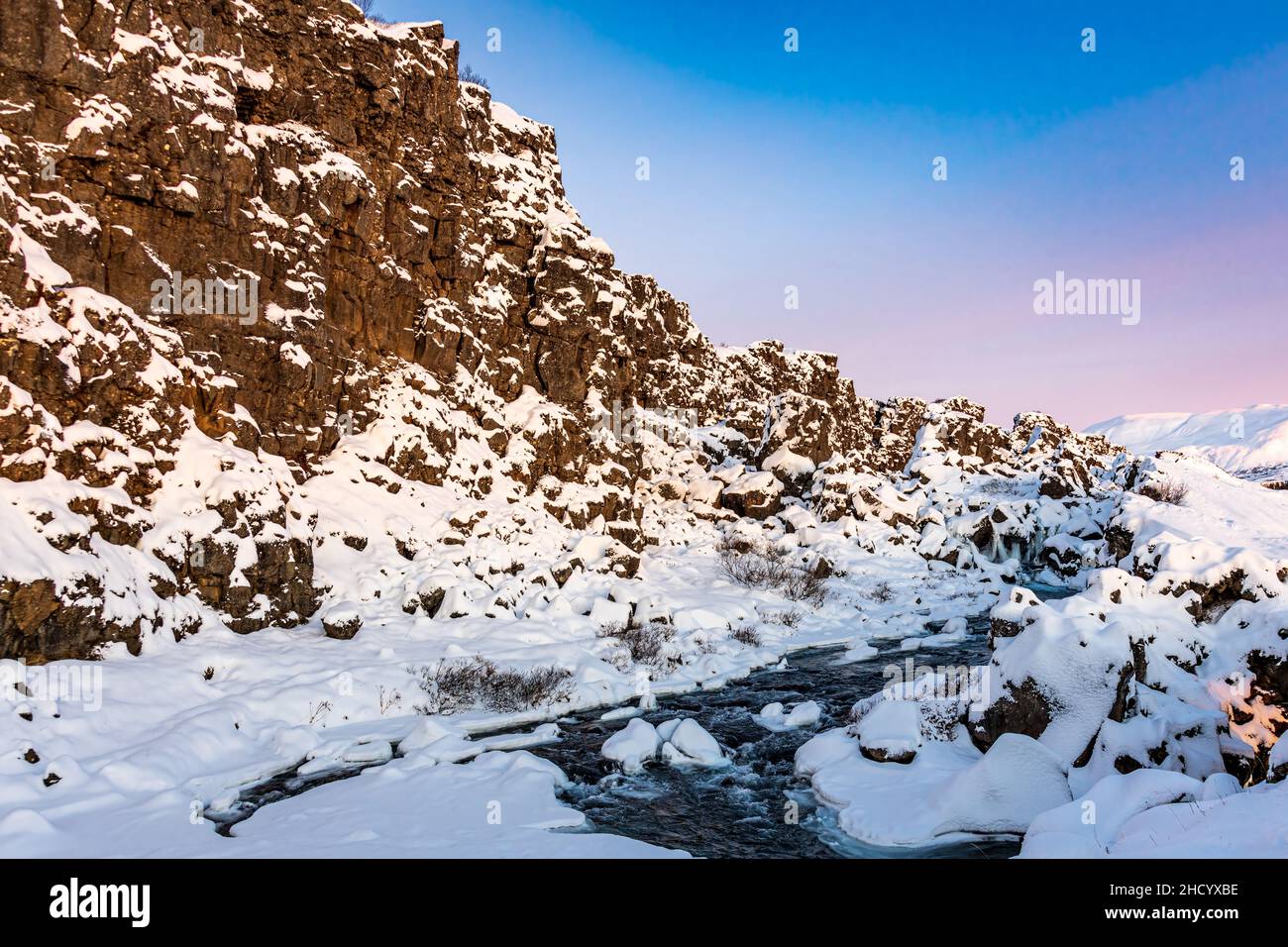 Lever de soleil au-dessus de l'eau de fonte depuis le glacier Langjokull dans la fissure de Silfra Banque D'Images