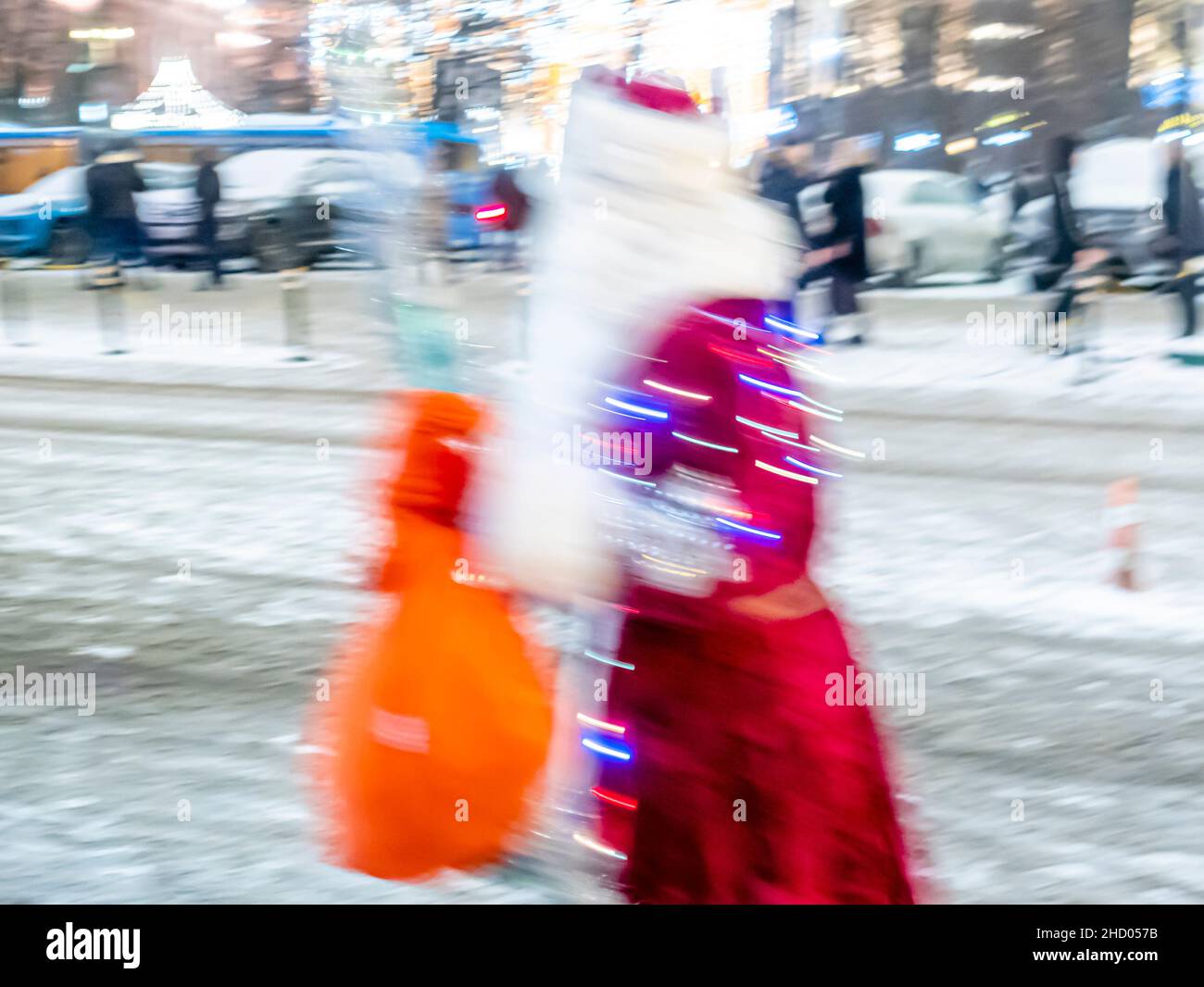 Mouvement flou Père Frost se précipitant sur une nuit de nouvel an, centre de Moscou, Russie. Célébration à thème, nouvel an et vacances de Noël Banque D'Images