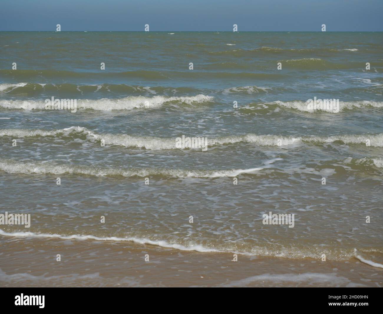 Océan vagues avec bulles Blanc, Vert l'eau de mer et de l'arrière-plan du paysage nautique. Voir l'horizon de mer, les vagues et la plage Banque D'Images