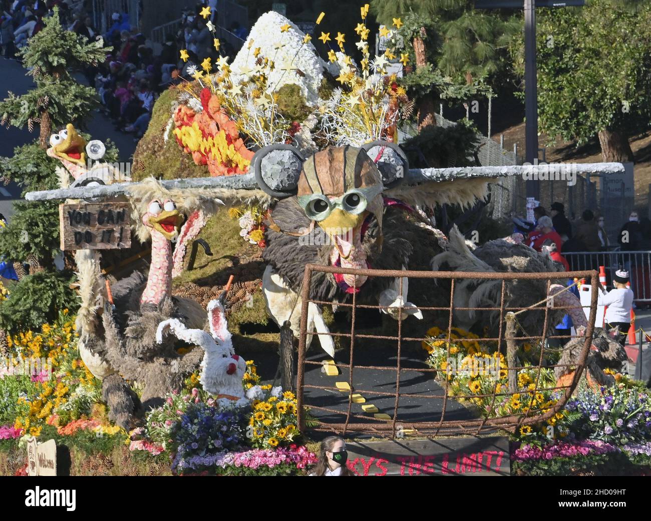 Pasadena, États-Unis.01st janvier 2022.Le flotteur « ky's the Limit » de la ville de South Pasadena, lauréat du prix du fondateur, descend sur Colorado Boulevard lors du tournoi annuel de Roses Parade 133rd qui s'est tenu à Pasadena, en Californie, le samedi 1 janvier 2022.Photo de Jim Ruymen/UPI.Crédit : UPI/Alay Live News Banque D'Images