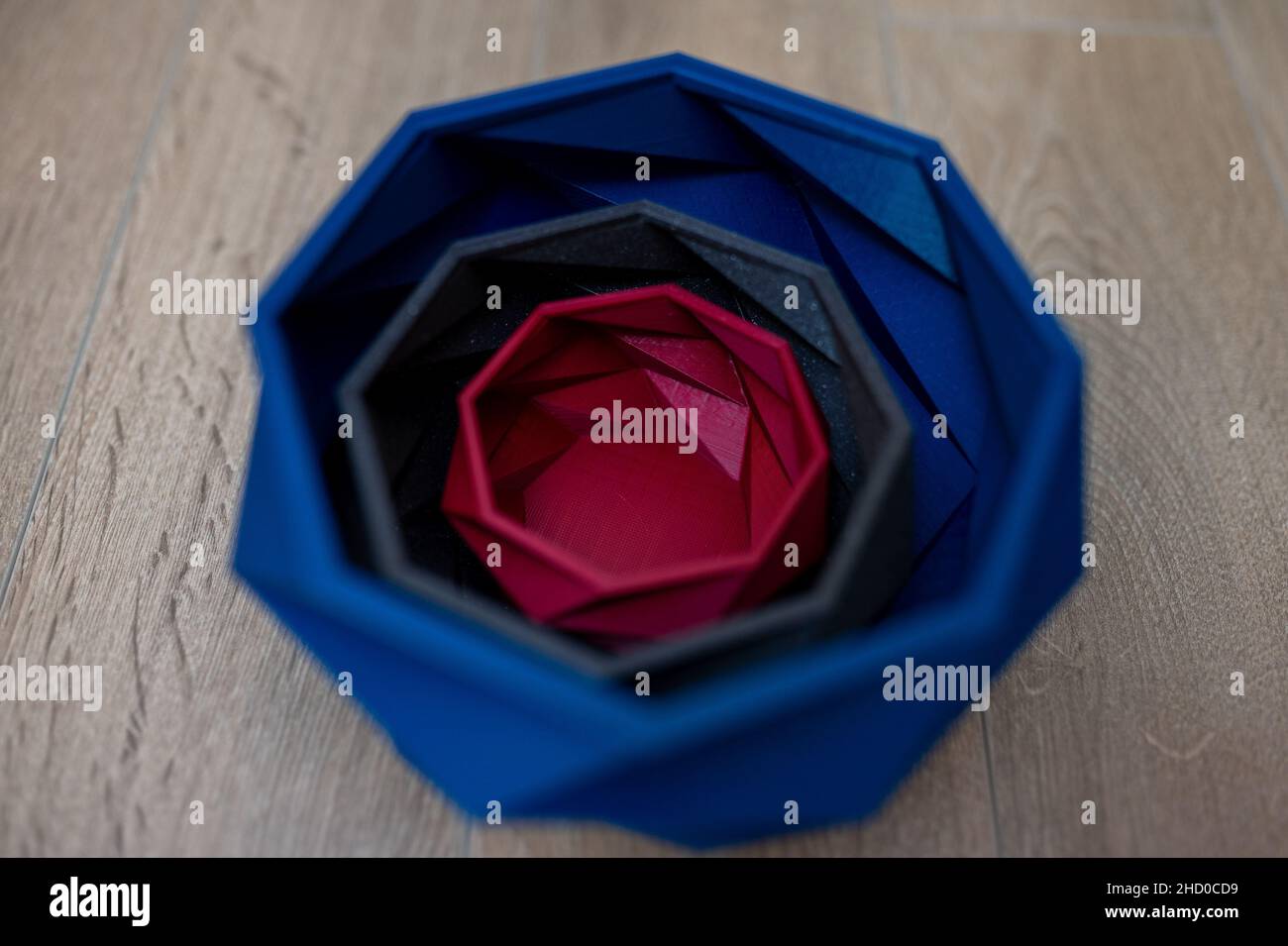 Gros plan de bols modernes de différentes tailles sur une surface en bois Banque D'Images