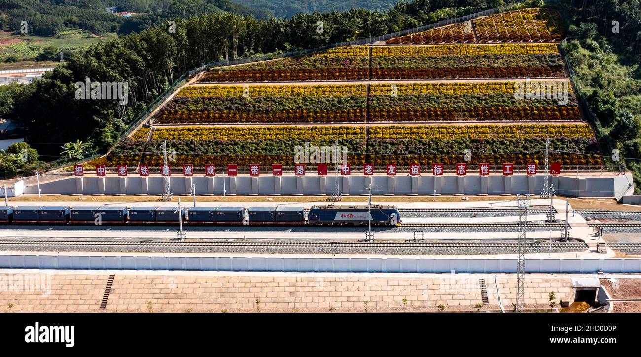 Pékin, la coopération de la ceinture et de la route.3rd décembre 2021.La photo aérienne prise le 4 décembre 2021 montre un train de marchandises international à destination du Laos près de la frontière entre la Chine et le Laos.Le chemin de fer Chine-Laos, un projet historique de coopération de haute qualité en matière de ceinture et de route, a commencé ses activités le 3 décembre 2021.POUR ALLER AVEC LES TITRES DE XINHUA DE JAN.2, 2022 crédit: Jiang Wenyao/Xinhua/Alay Live News Banque D'Images