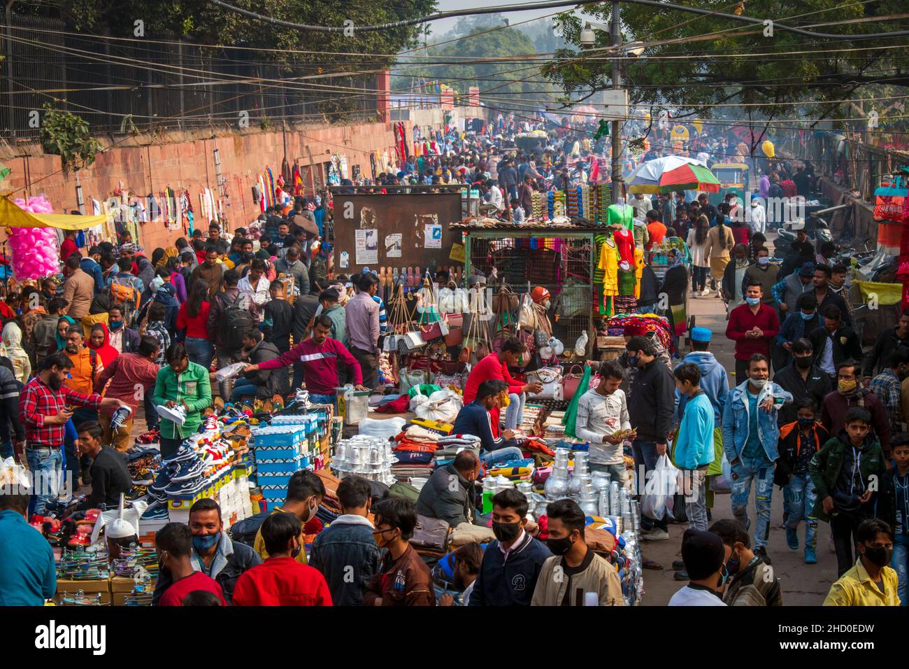 New Delhi, Delhi, Inde.1st janvier 2022.Les gens ont vu violer la COVID - 19 règles dans le bazar Meena dans les vieux quartiers de Delhi.Delhi rapporte 2 716 frais Covid-19 (Omicron) cas dans les dernières 24 heures le tout premier jour de la nouvelle année 2022.(Credit image: © Mohsin Javed/Pacific Press via ZUMA Press Wire) Banque D'Images