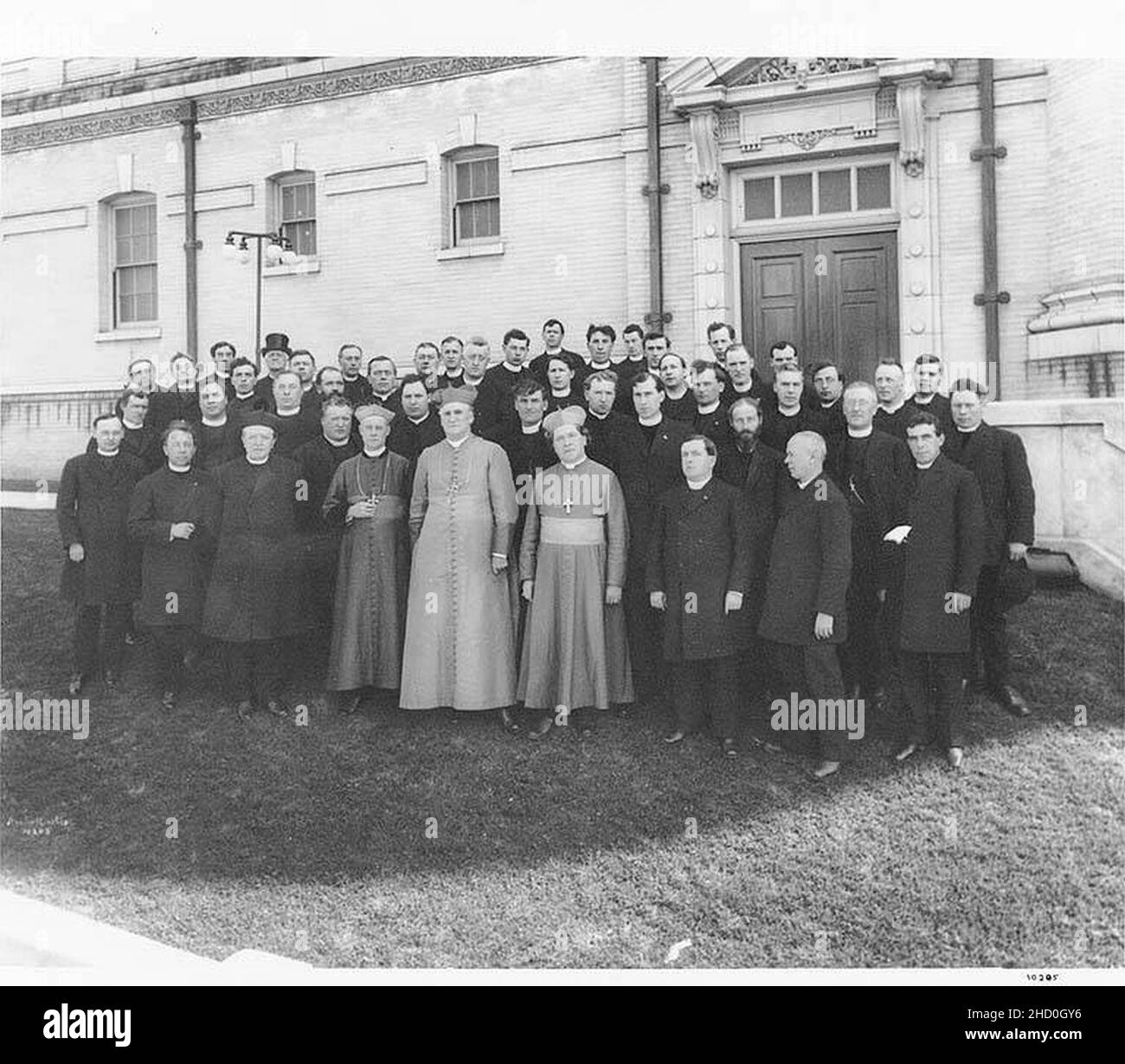 Droit le Rév. Edward J O'dea, évêque du diocèse de Seattle, avec un groupe à son Jubilé d'argent, 1908 Banque D'Images