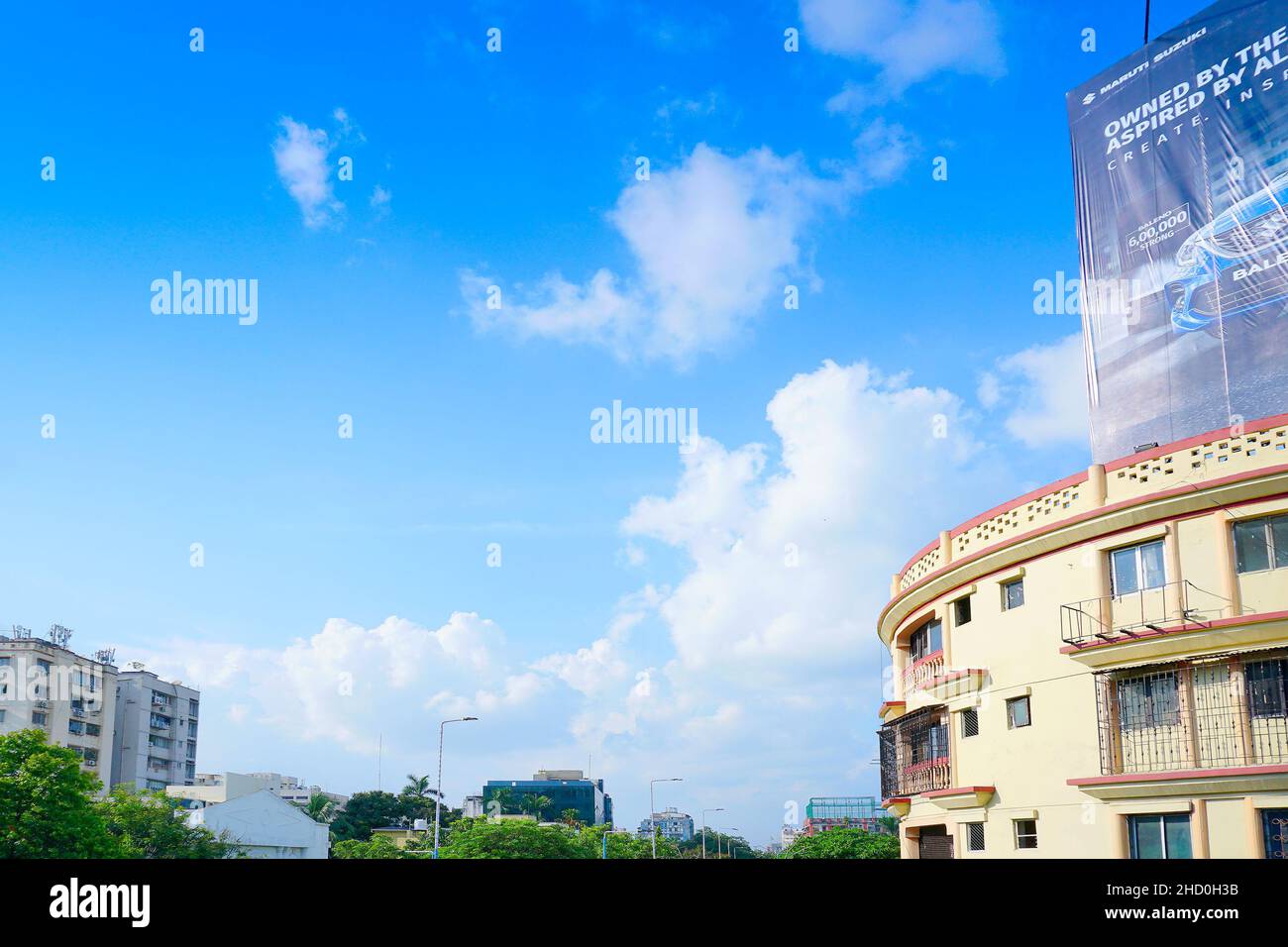 Kolkata, Bengale occidental, Inde - 20th juillet 2019 : architecture moderne des bâtiments, ciel bleu et nuages blancs en arrière-plan. Banque D'Images