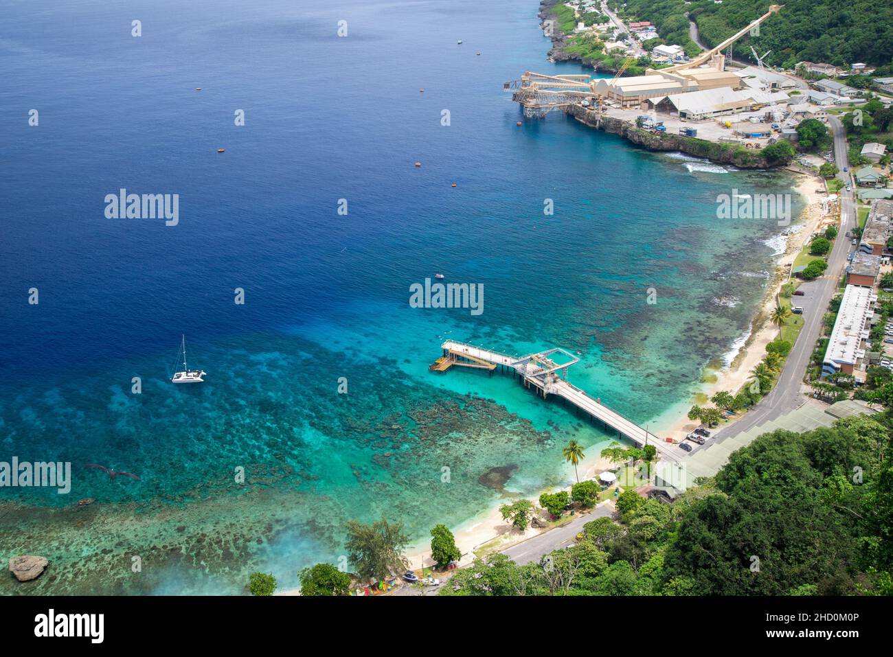 La jetée, le récif de corail et l'infrastructure de Flying Fish Cove sur l'île Christmas. Banque D'Images