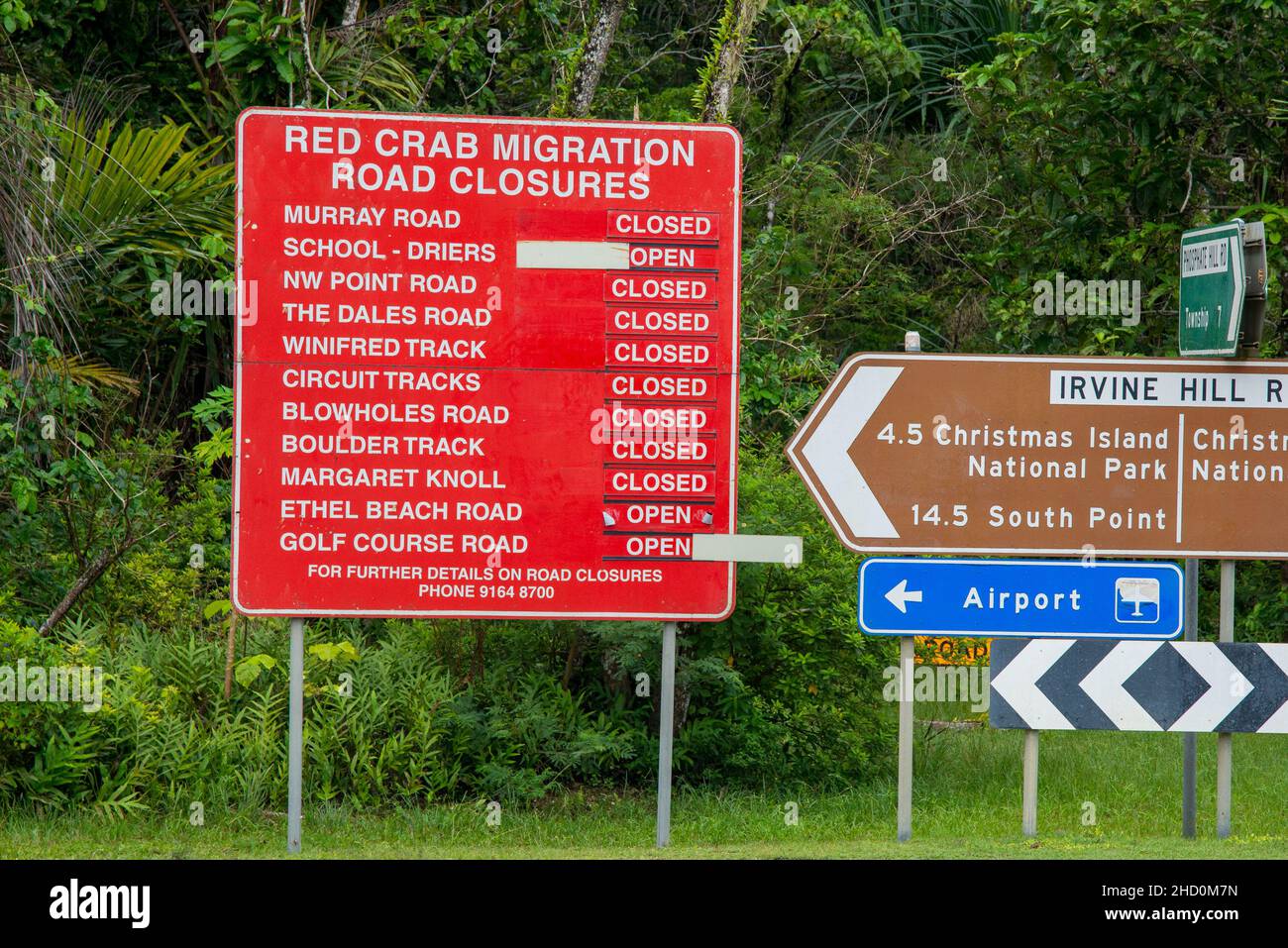 Panneau d'information routière indiquant les routes fermées pendant la migration annuelle du crabe rouge sur l'île Christmas. Banque D'Images