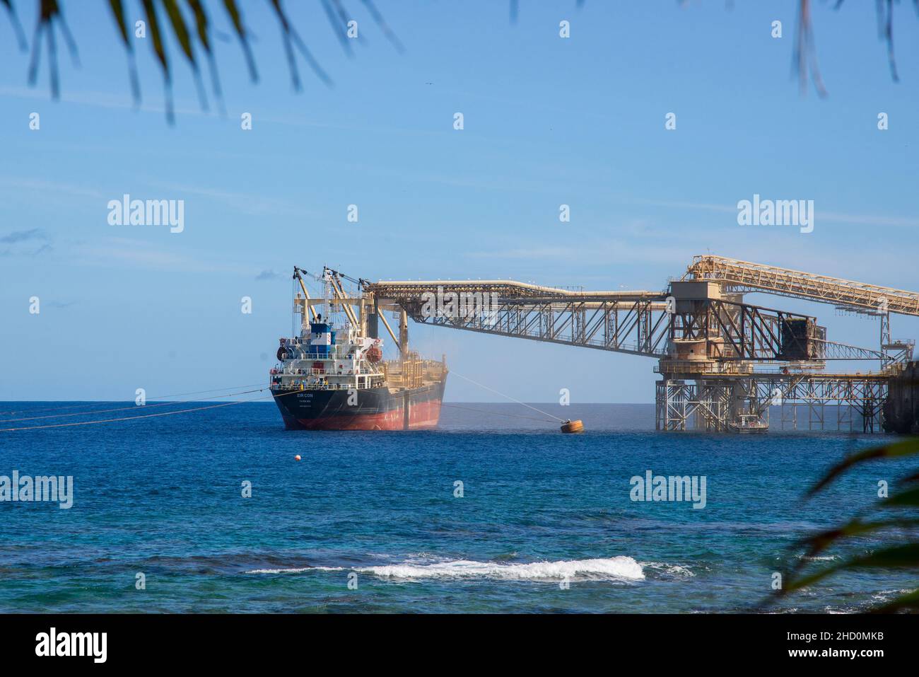 Un navire de transport en vrac reçoit sa charge de phosphate dans Flying Fish Cove, sur l'île Christmas, dans l'océan Indien. Banque D'Images