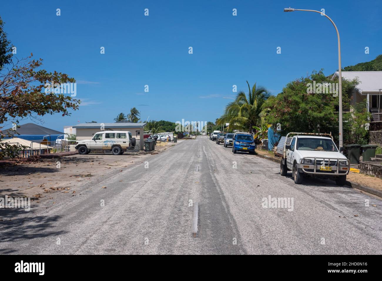 Véhicules garés sur le chemin de regard, une rue dans la colonie de Flying Fish Cove sur l'île Christmas, dans les Territoires de l'océan Indien. Banque D'Images
