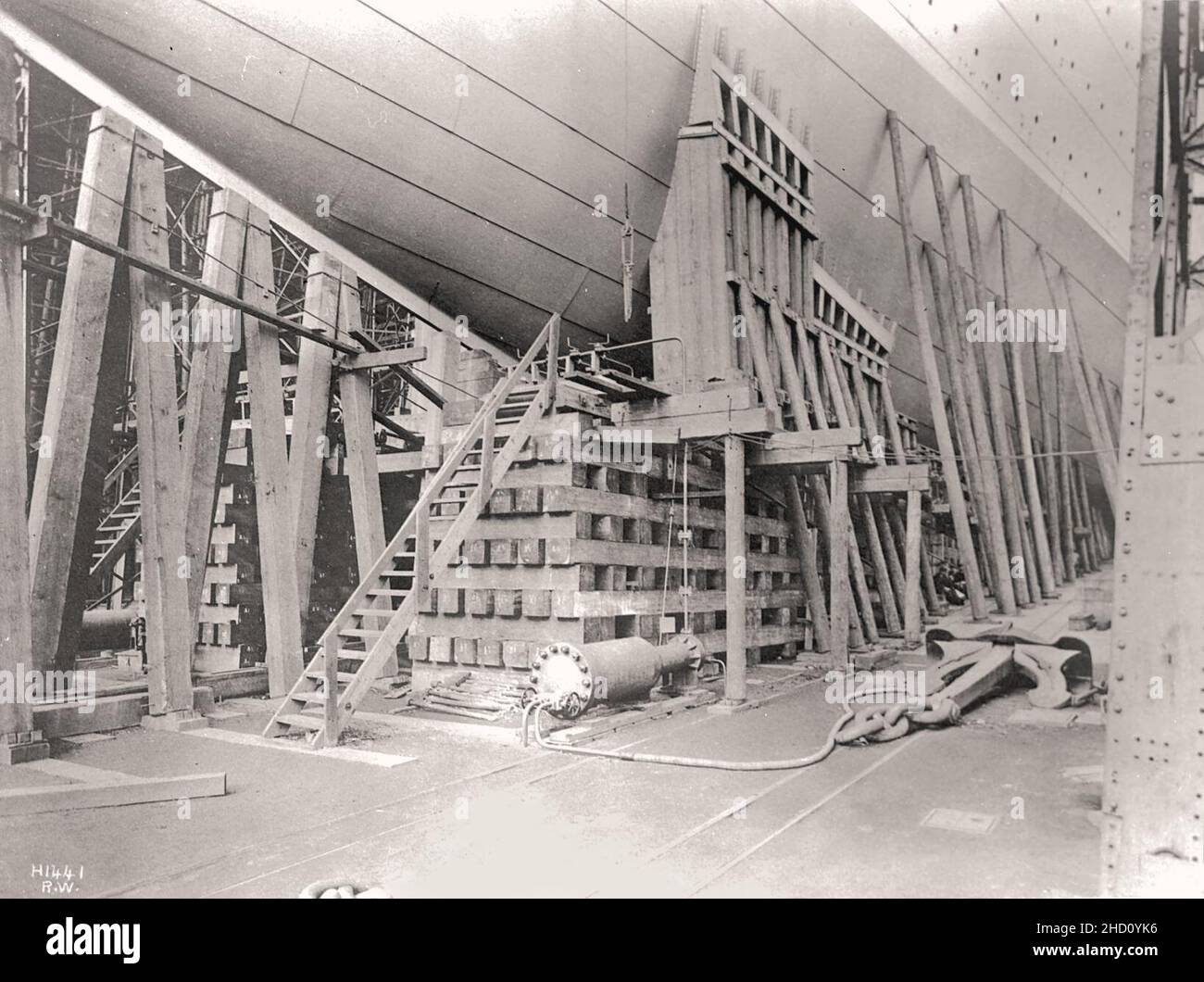 RMS Olympic, berceau de l'arc et équipement de lancement hydraulique (31262825981). Banque D'Images