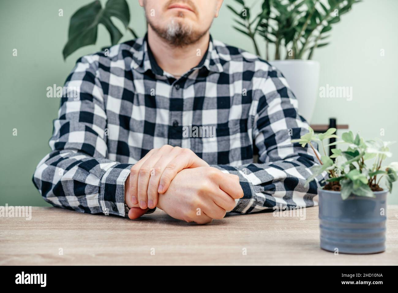 Un homme sentant la douleur dans sa main, la polyarthrite rhumatoïde et les articulations inflammation concept Banque D'Images