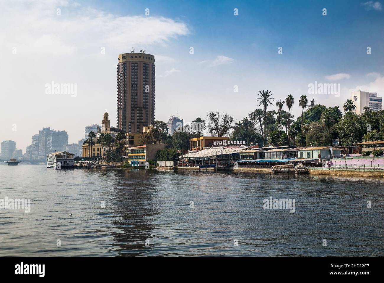 Louxor, Égypte - 28 janvier 2020 : bâtiments résidentiels sur le Nil avec des voiliers à Louxor, Égypte Banque D'Images