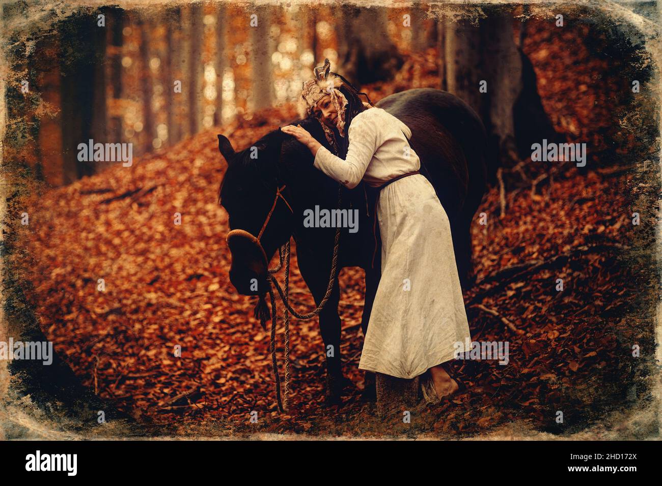 Chaman femme en paysage d'automne avec son cheval.Ancien effet photo. Banque D'Images