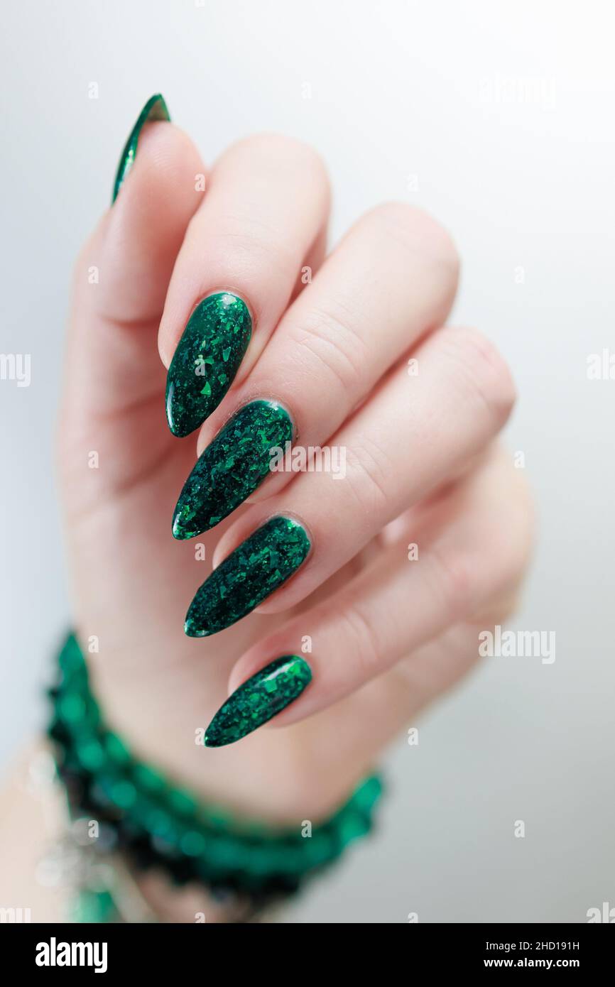 Main de femme avec de longs ongles et vernis à ongles vert émeraude Photo  Stock - Alamy