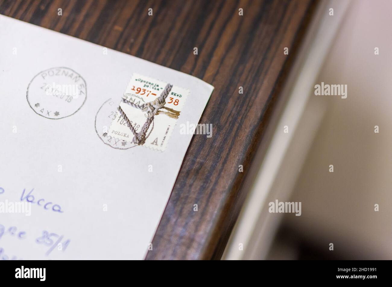 Gros plan d'une lettre avec un timbre sur une table en bois Banque D'Images