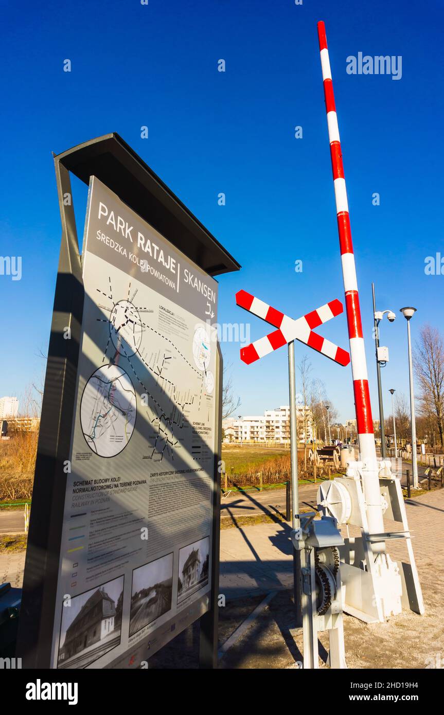 Un panneau d'information et une barrière de voie ferrée sur le parc Rataje Banque D'Images