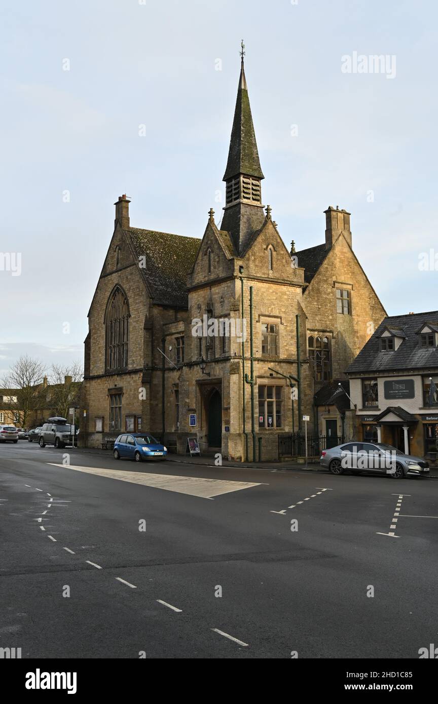 St Edward's Hall, Market Square, Stow on the Wold, Gloucestershire.Le bâtiment abrite la bibliothèque de la ville et le Centre d'information touristique ainsi que le Banque D'Images