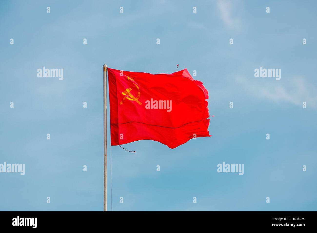 La bannière rouge de la victoire pendant la Seconde Guerre mondiale se développe dans le vent contre un ciel clair Banque D'Images