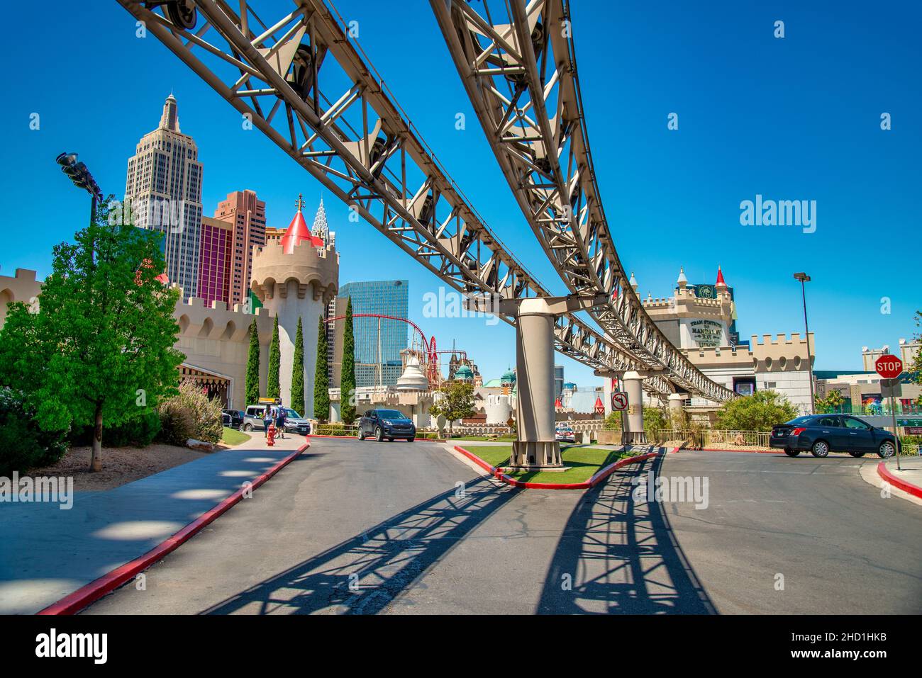 LAS VEGAS, NV - 30 JUIN 2018 : un tramway monorail passe à travers un paysage urbain ultra moderne au CityCenter de Las Vegas Banque D'Images