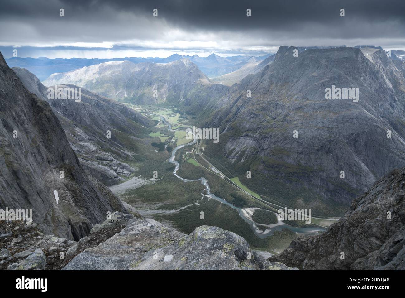 Vue depuis le sommet de Trollveggen, ou Troll Wall, en Norvège.Point de vue célèbre dans les montagnes norvégiennes.Chaîne de montagnes spectaculaire par temps froid et nuageux Banque D'Images