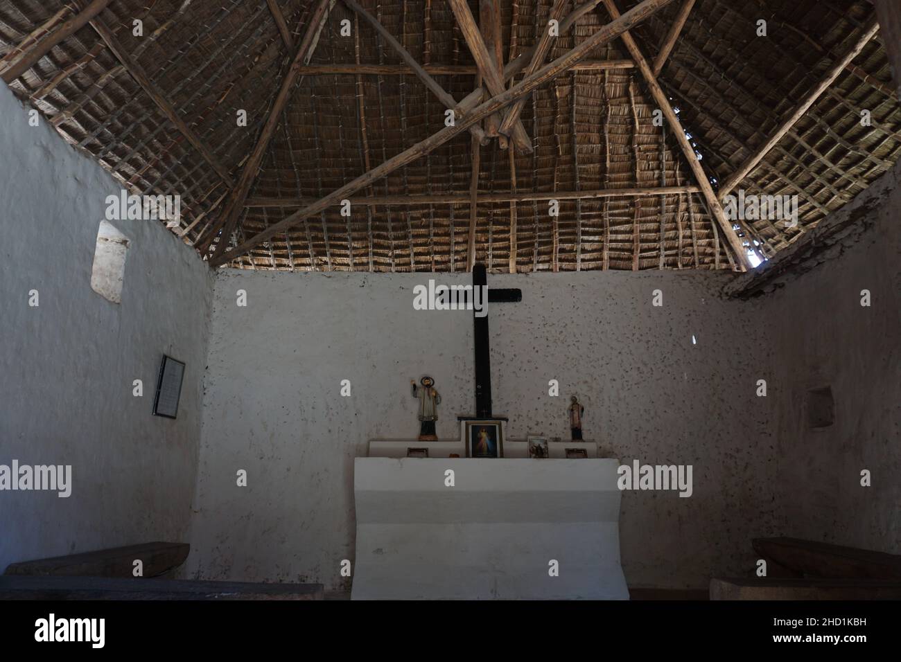 L'autel dans la chapelle portugaise de Malindi, Kenya Banque D'Images